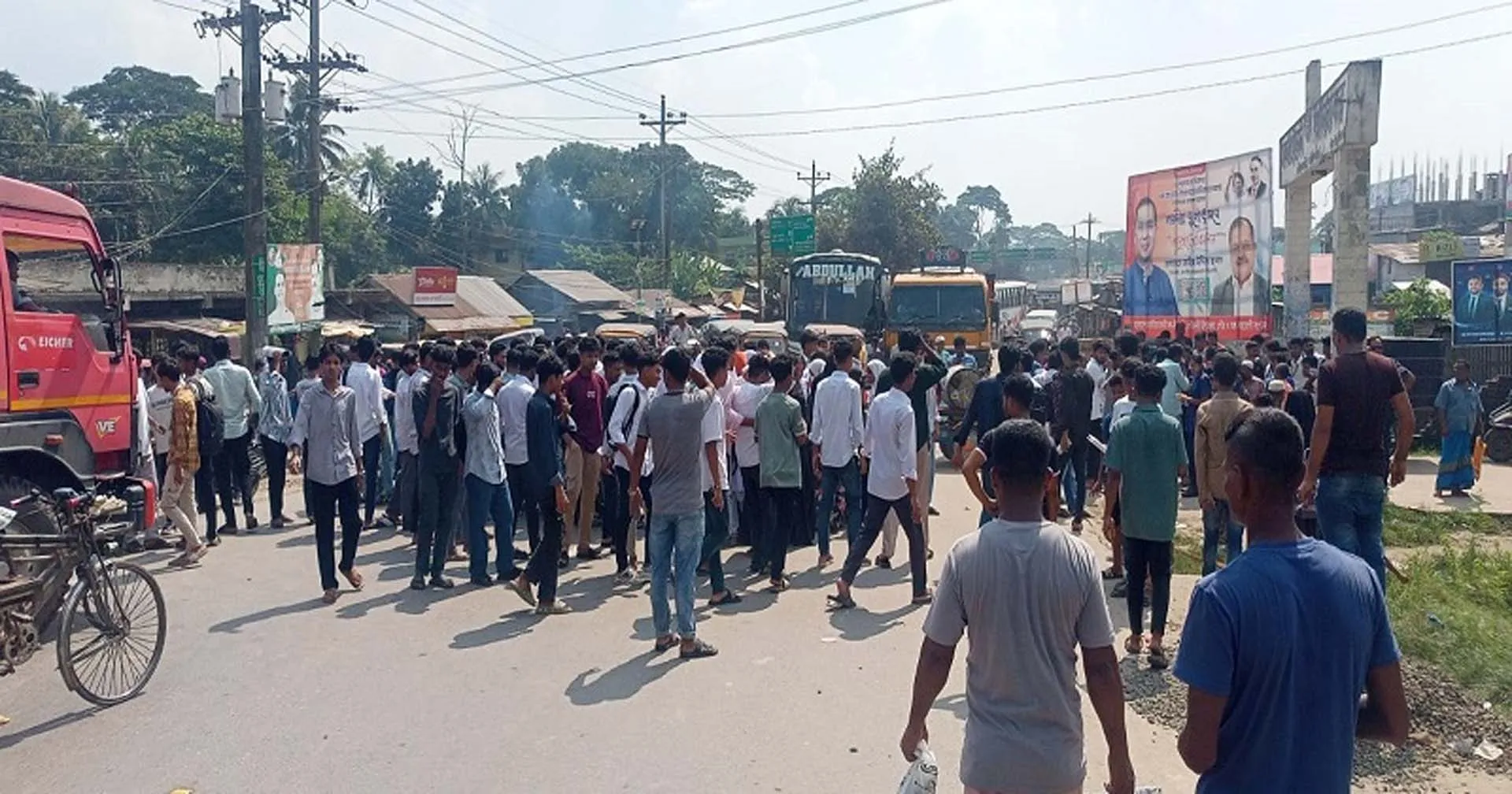 গৌরনদী সরকারি কলেজের সামনে সড়ক অবরোধ করে শিক্ষার্থীরা